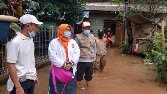 Legislator PKS Tangsel Turun Langsung Bantu Korban Banjir